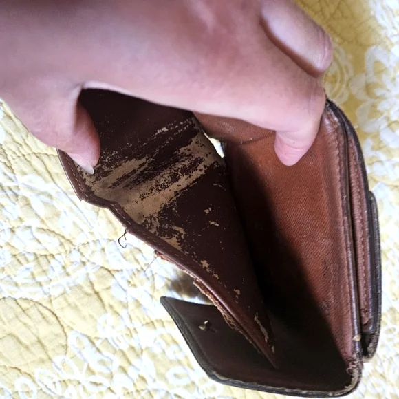 Authentic Louis Vuitton Monogram Bi-Fold - Picture 16 of 16